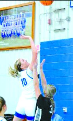 Kylie Smith goes for points.