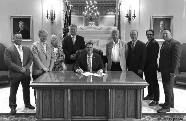 From let, Oklahoma House of Representative Dean Davis, Dr. John Armitage - President and CEO of Oklahoma Blood Institute, Susan Crews - Oklahoma Blood Institute, Tubby Smith - Oklahoma Blood Institute, Governor Kevin Stitt, Dr. Richard Boatsman - Oklahoma Blood Institute Board Chair, Terry Ridenour - Oklahoma Blood Institute, Justin Redwine - Oklahoma Blood Institute and Oklahoma State Senator David Bullard.