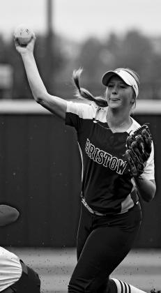 CatcherCarlieCappsmissestheoutastheopponentslides SecondbasemanTinleeRobertsthrowstobasetogetanout. home.