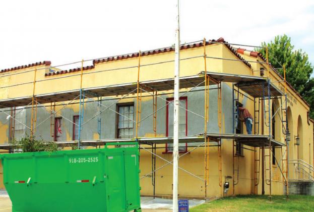 The US Post Office, located on East 6th Street, is getting a facelift. The stucco around the building is being repaired before a fresh coat of paint. Stephanie Summers photo