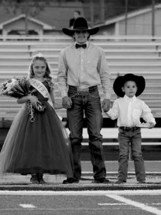 Pirate Princess Belle Groom, Senior golf Brooks Tidwell and Crown Bearer Cable Cole.