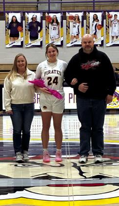 Melanie Kent with parents Tim and Kendra Kent (baskeball and cheer).