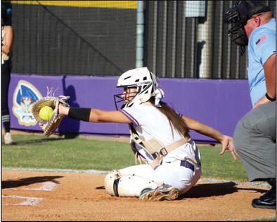 Lacy Moody frames a strike against Inola.