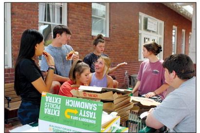 The leadership class and volunteers enjoyed pizza, donated by Pizza Hut, at Town Square for lunch. AVicki Grisham photo