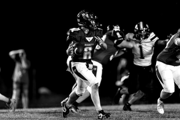 Braxdyn Swart make the catch, moving the Hornets downfield.