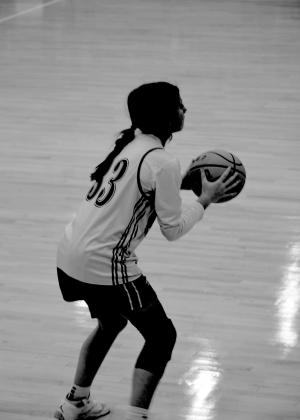 Samantha Peeler looks to make the shot.